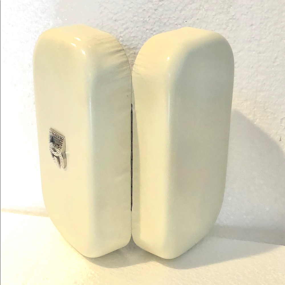 DG sunglasses case White  6.5x3x2